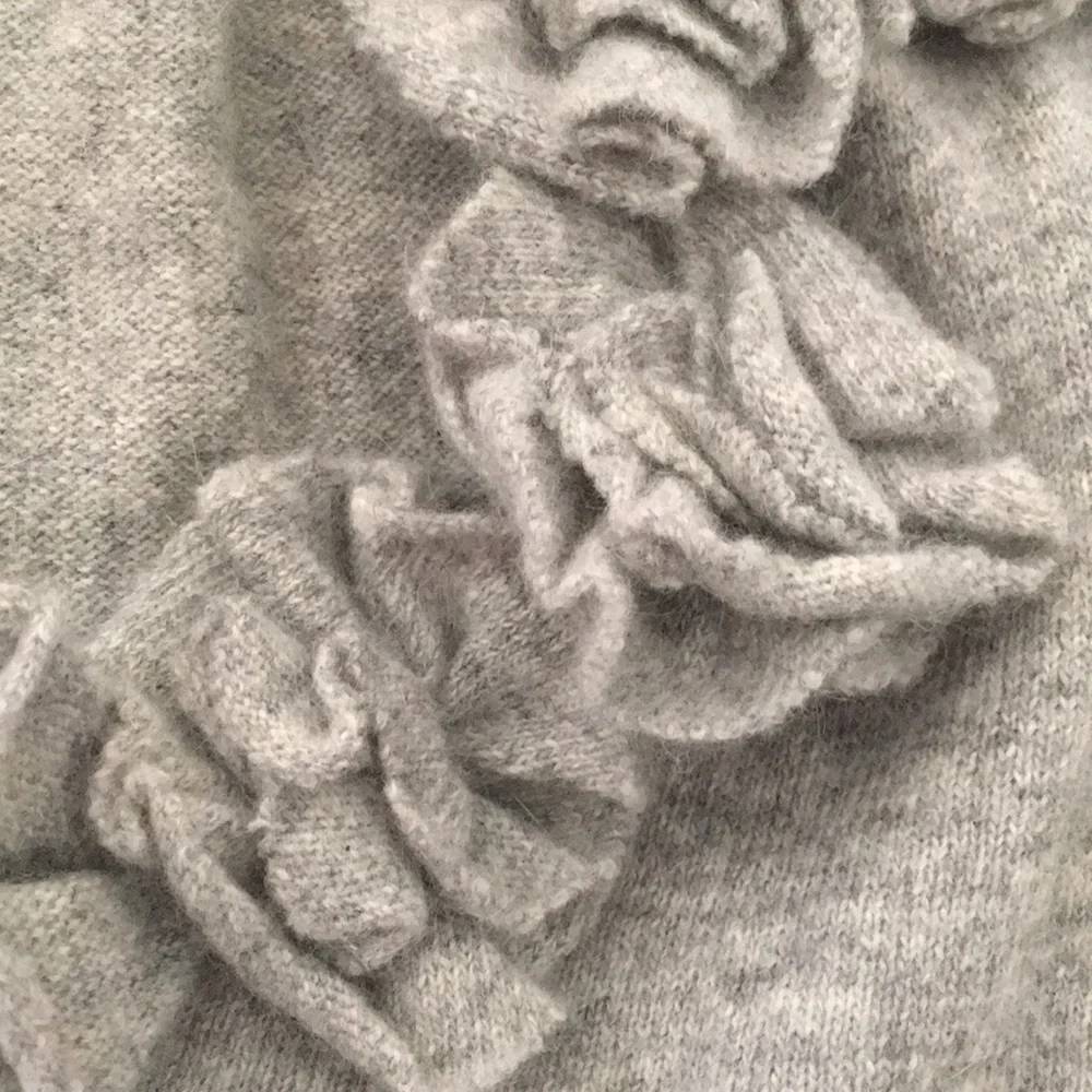 GREY V NECK SWEATER WITH FLOWERS